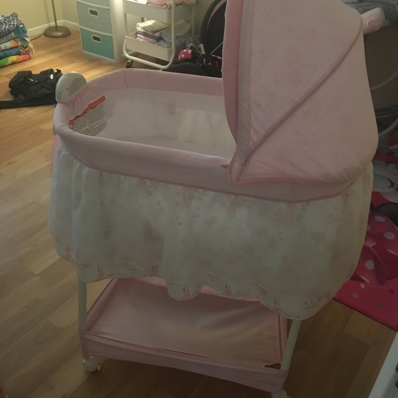 Bassinet - Picture 2 of 5